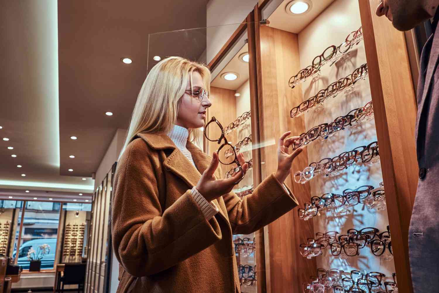 Dobór oprawek do kształtu twarzy – ekspozycja oprawek w salonie Optyk Premium Bogucki